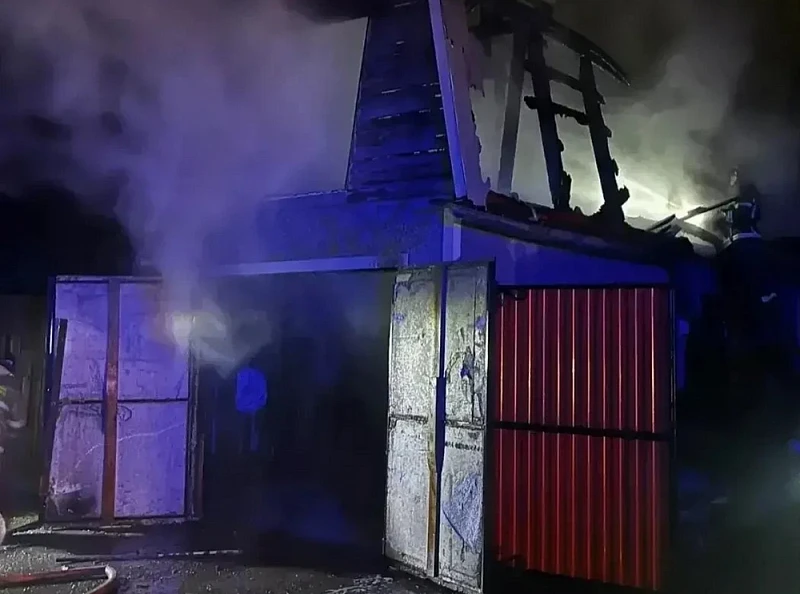 🔥 Пожарные спасли взрослого и ребёнка из дома в Улан-Удэ
