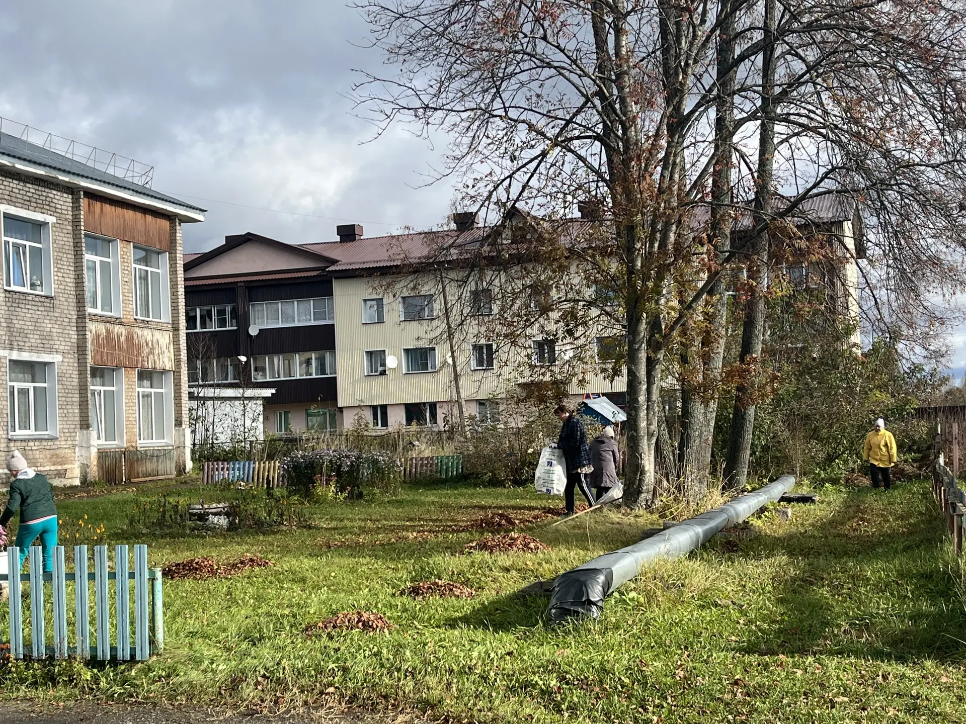 Осень — время наводить порядок! В нашем ДОУ прошел субботник по уборке прилегающей терр...