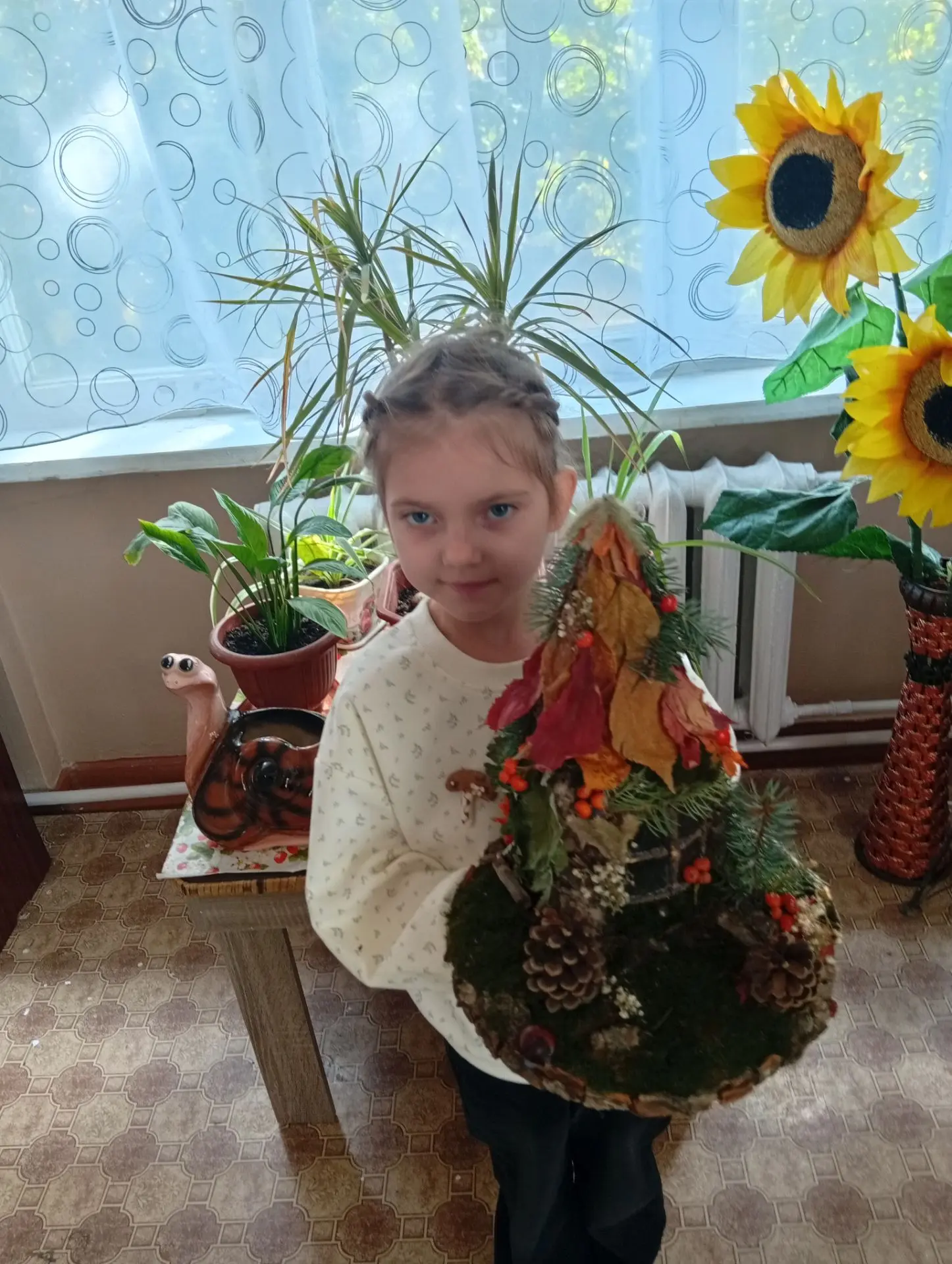 Наша Люба - искусстница,волшебными ручками смастерила из разных материалов настоящий те...