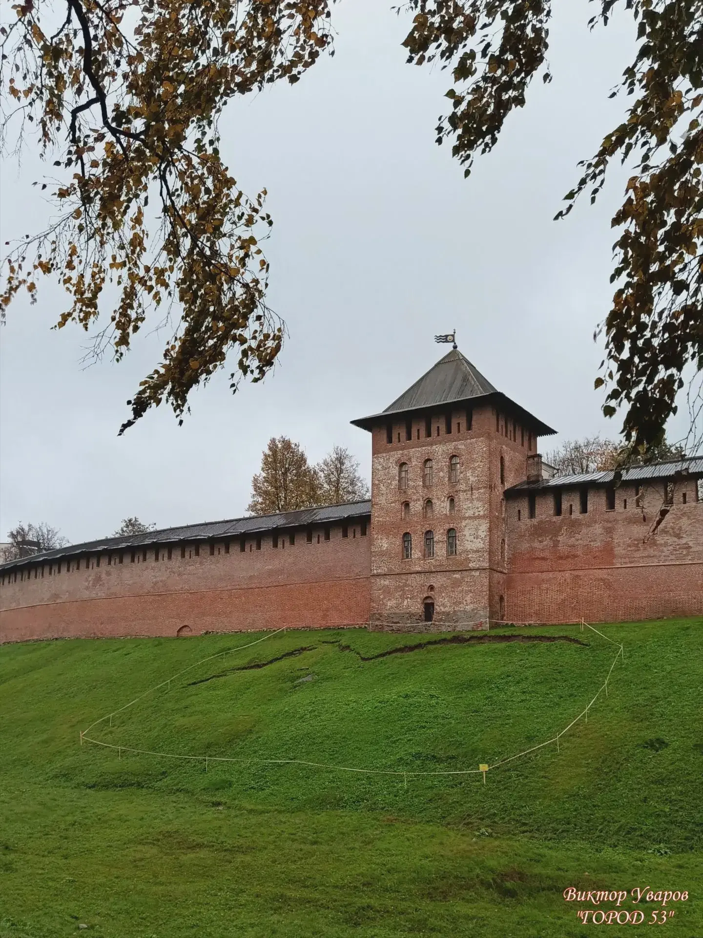 Лентой огородили место сползания грунта