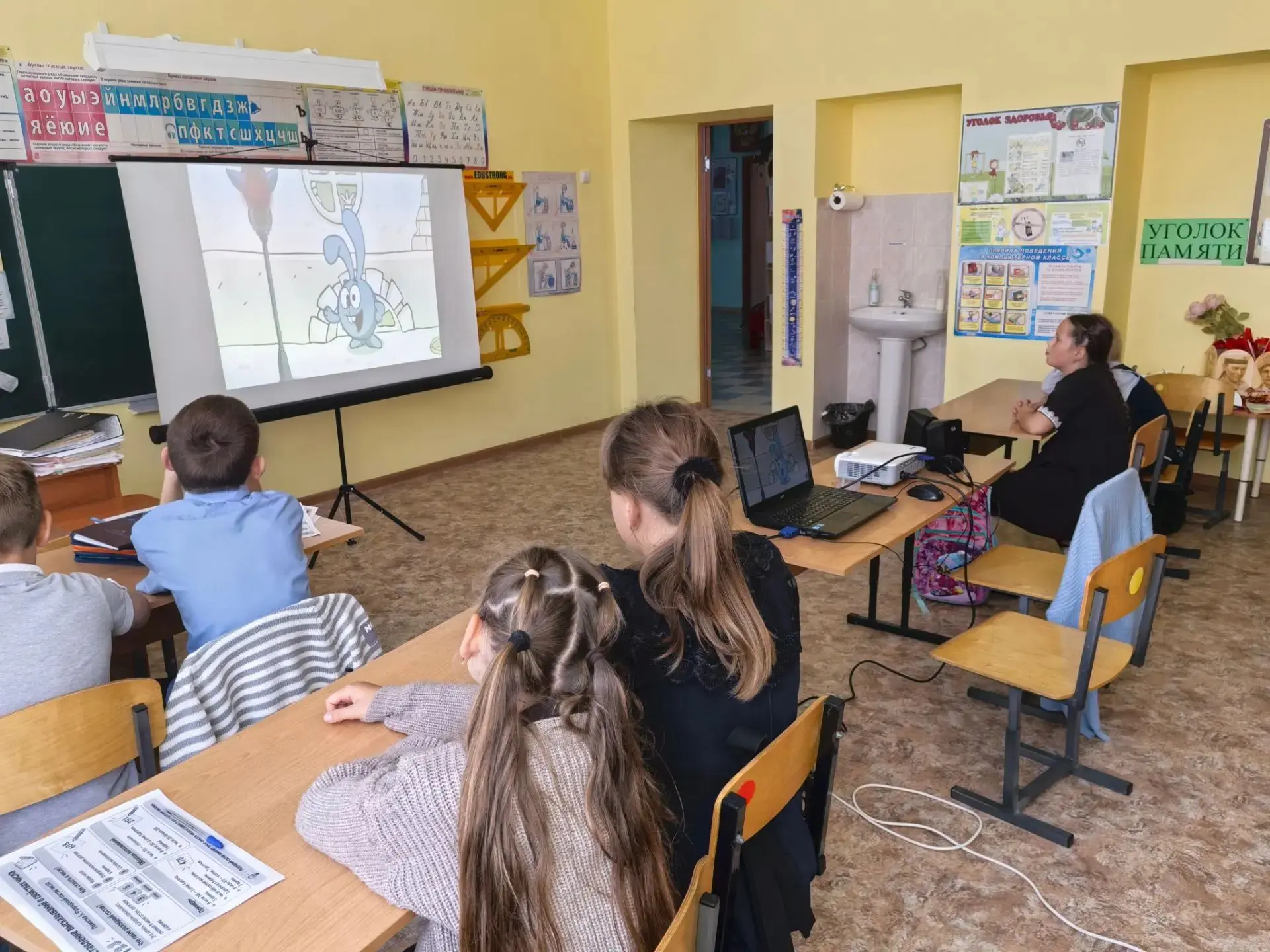 В начальной школе прошло внеурочное занятие «Дорожная грамотность Белогорья» тему «Наш ...
