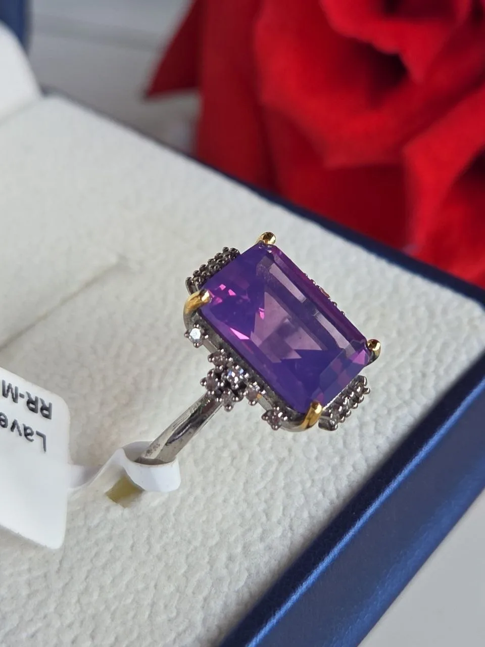 Лаконичная модель кольца с лавандовым аметистом и бриллиантами!💜