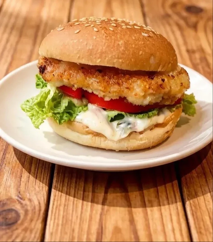 🍔 Куриный бургер с тартаром уже в «Гнёздышке»!