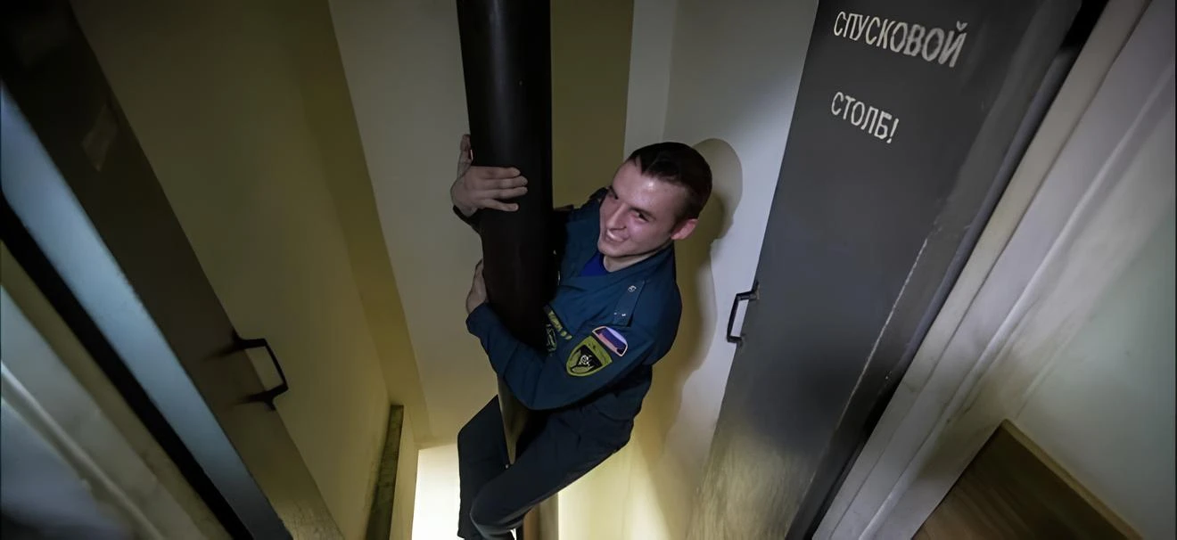 Пожарный шест (спусковой столб): история стремительного спуска и современные требования...