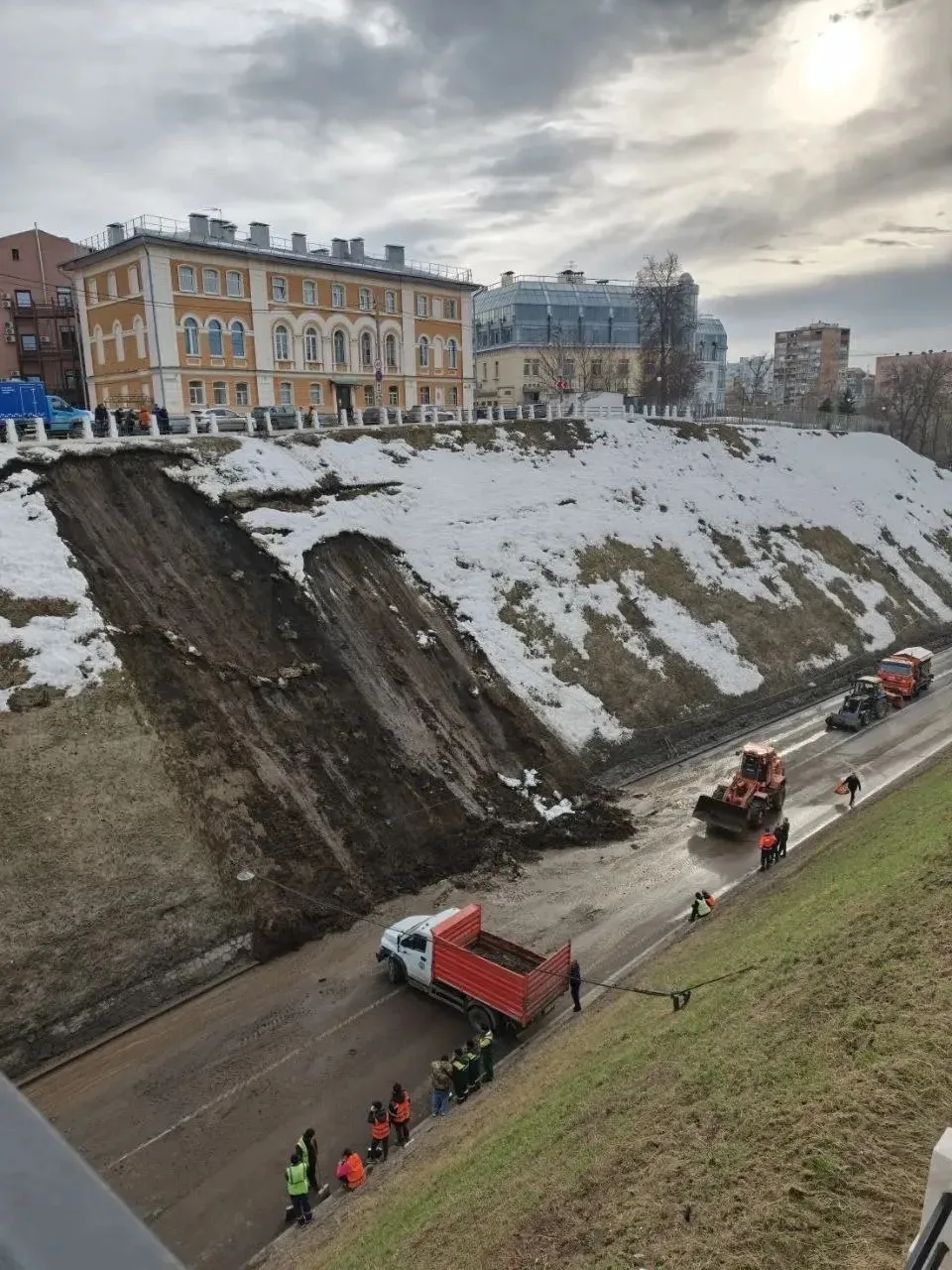 16,4 млн рублей выделили на восстановление склона Зеленского съезда после мартовского о...