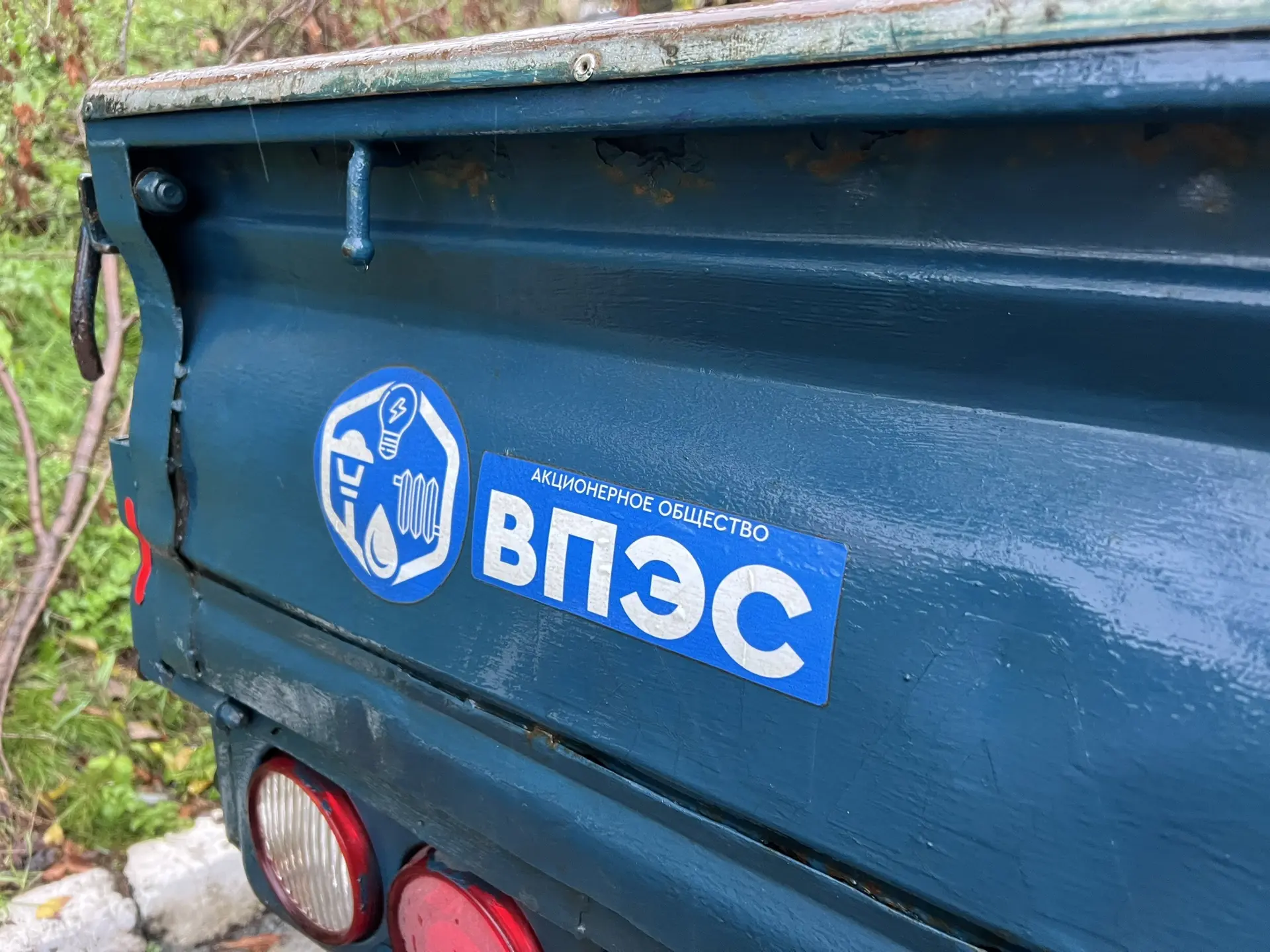 ‼️Специалисты АО «ВПЭС» устраняют технологическое повреждение на теплосетях в районе ул...