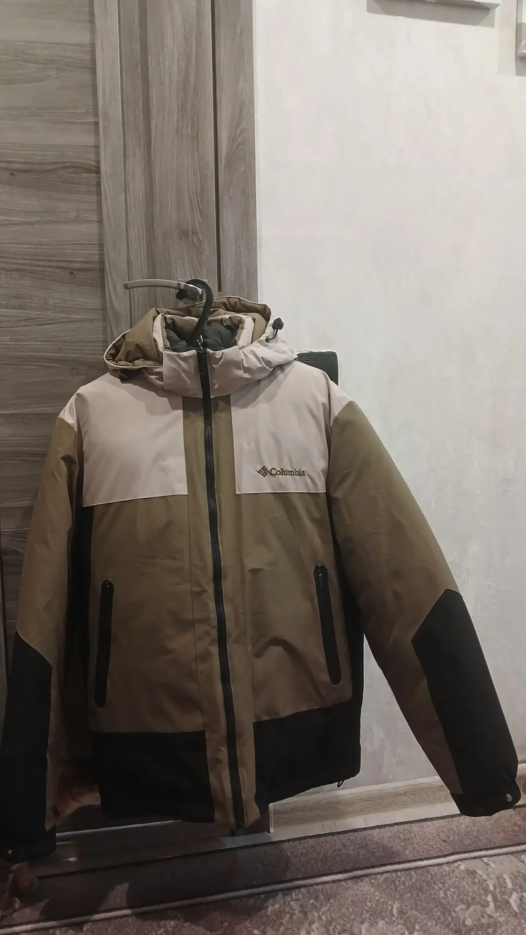 Продам. Зима. Р-р 50,состояние хорошее. Замок целый. Цена 1500₽. 89511859237