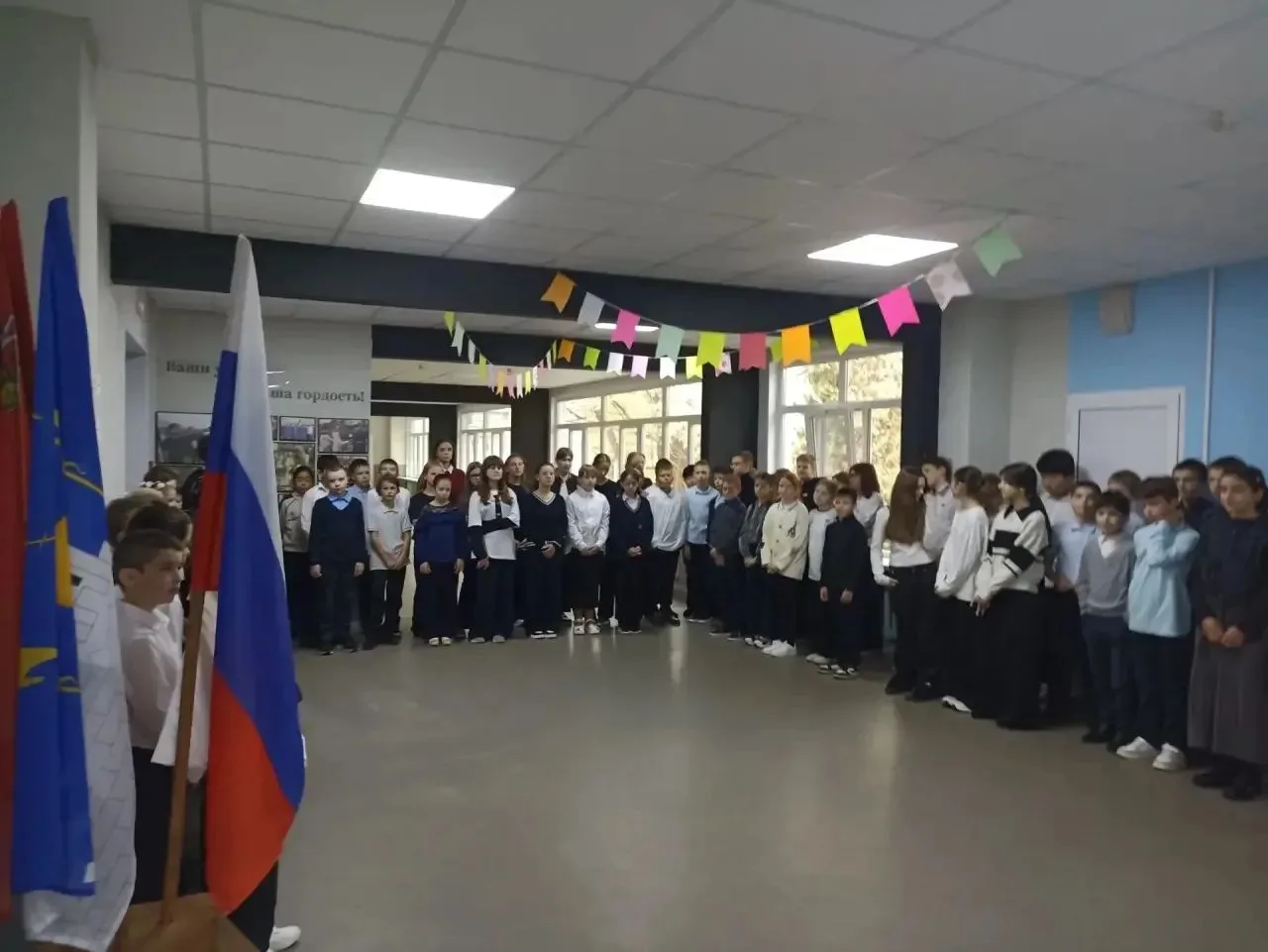 🇷🇺 Традиционно учебная неделя началась с торжественной линейки поднятия флага и испол...