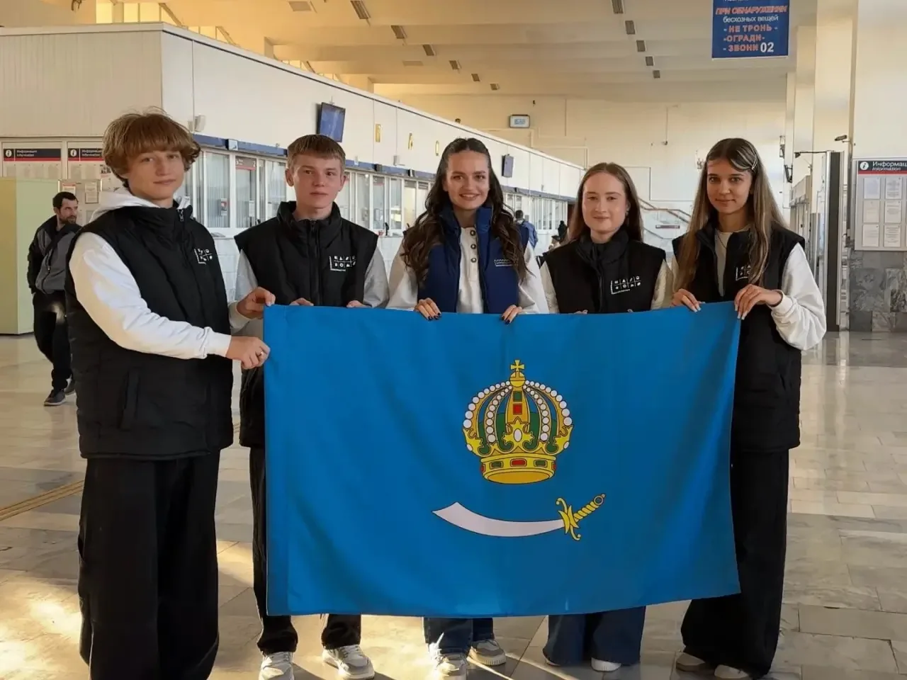 Студенты Политехнического колледжа вместе с куратором команды Александрой Сафроновой пр...