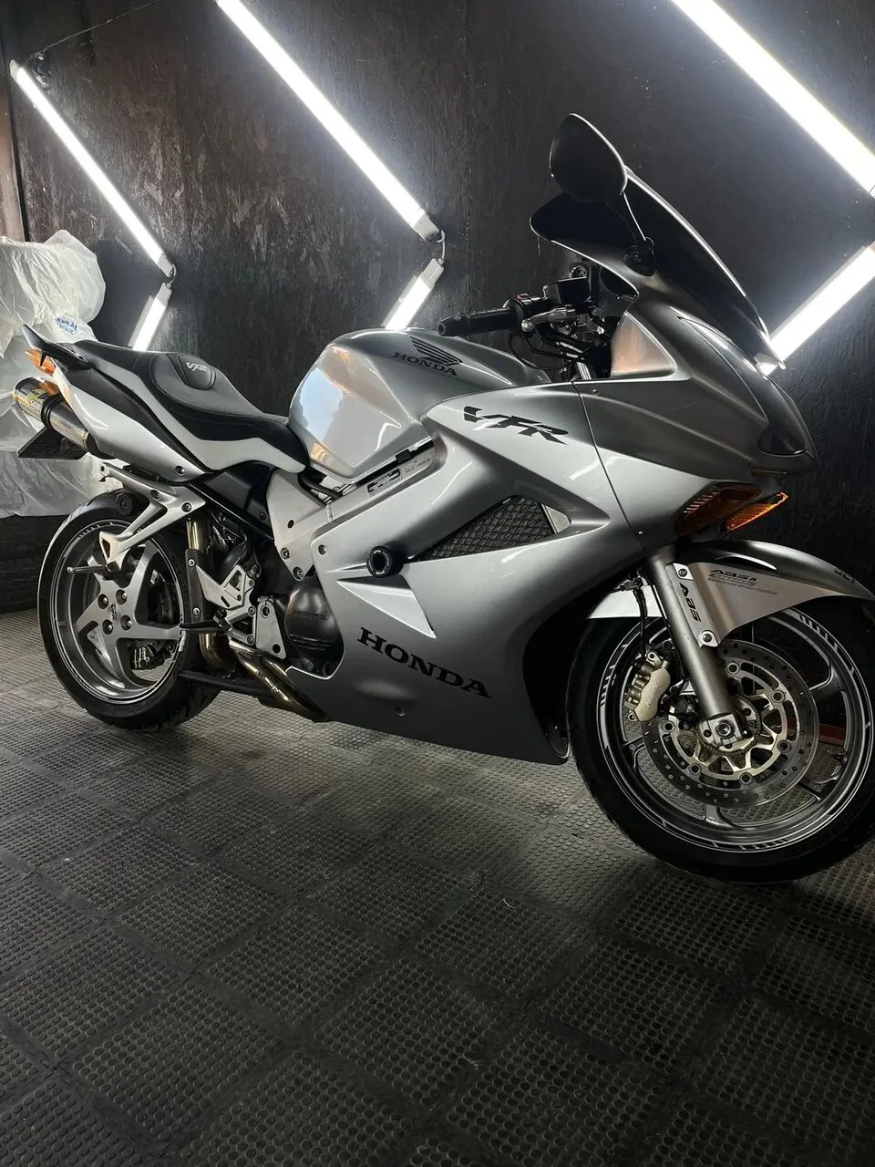 Продам спорт-турист, Honda vfr800 6gen(Хонда вфр800).2005 год выпуска.Мотоцикл европеец...