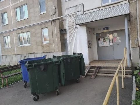 Контейнеры у второго подъезда