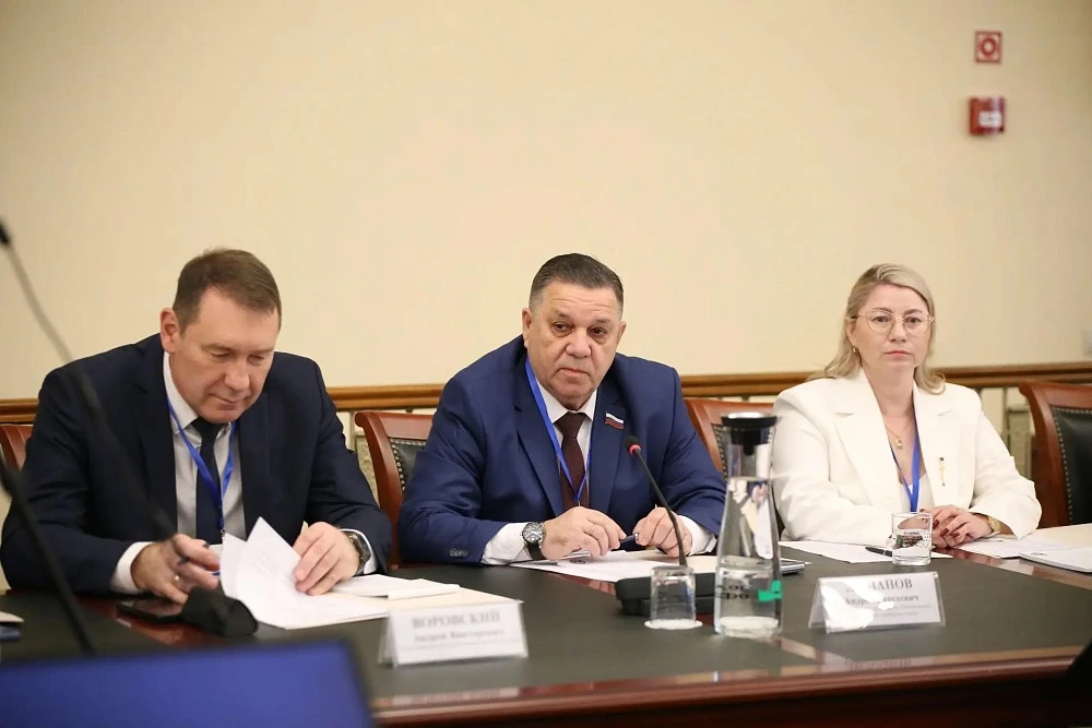 Председатель Гордумы поздравил с 30-летнием контрольно-счетной палаты