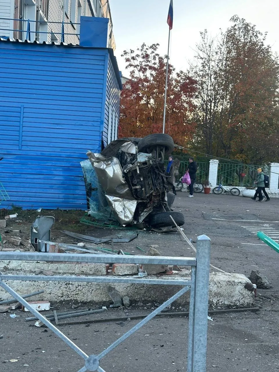 В Омске автомобиль протаранил фасад школы. Сегодня утром 30-летний водитель Сузуки Гран...