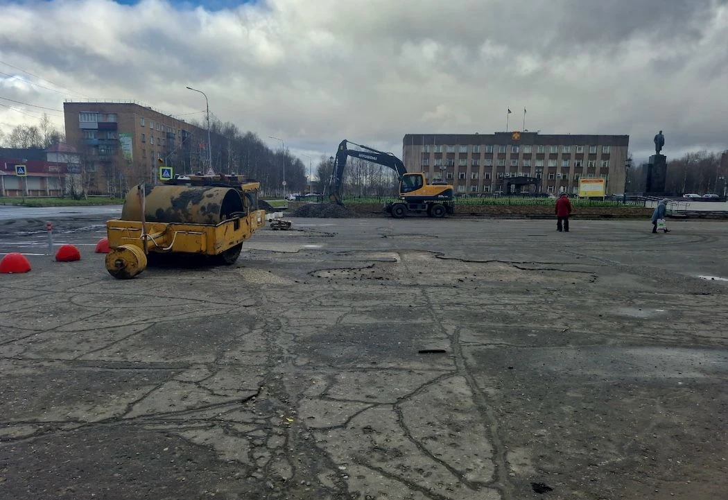 На центральной площади в Инте появилась тяжелая техника