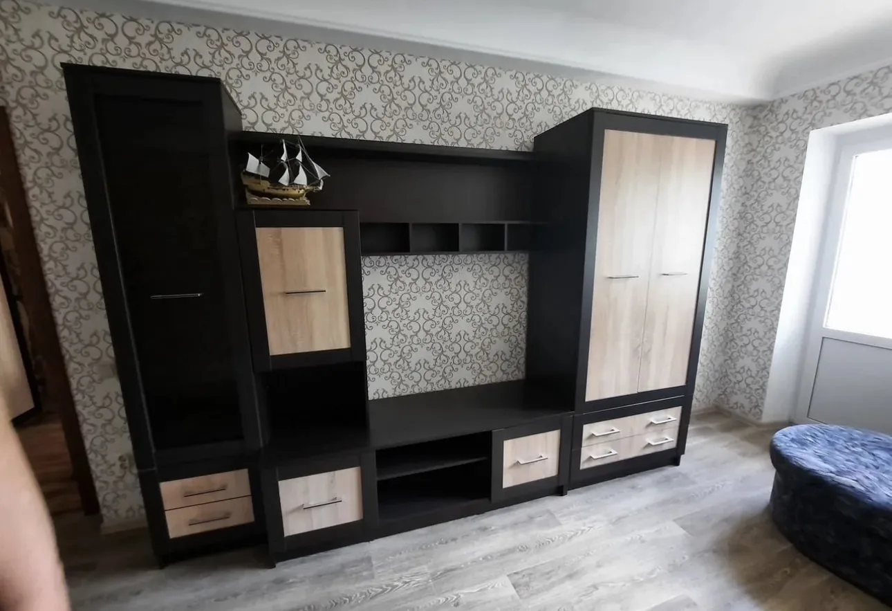 Продаётся стенка для гостиной со шкафом,в отличном состоянии. Комплект включает в себя:...
