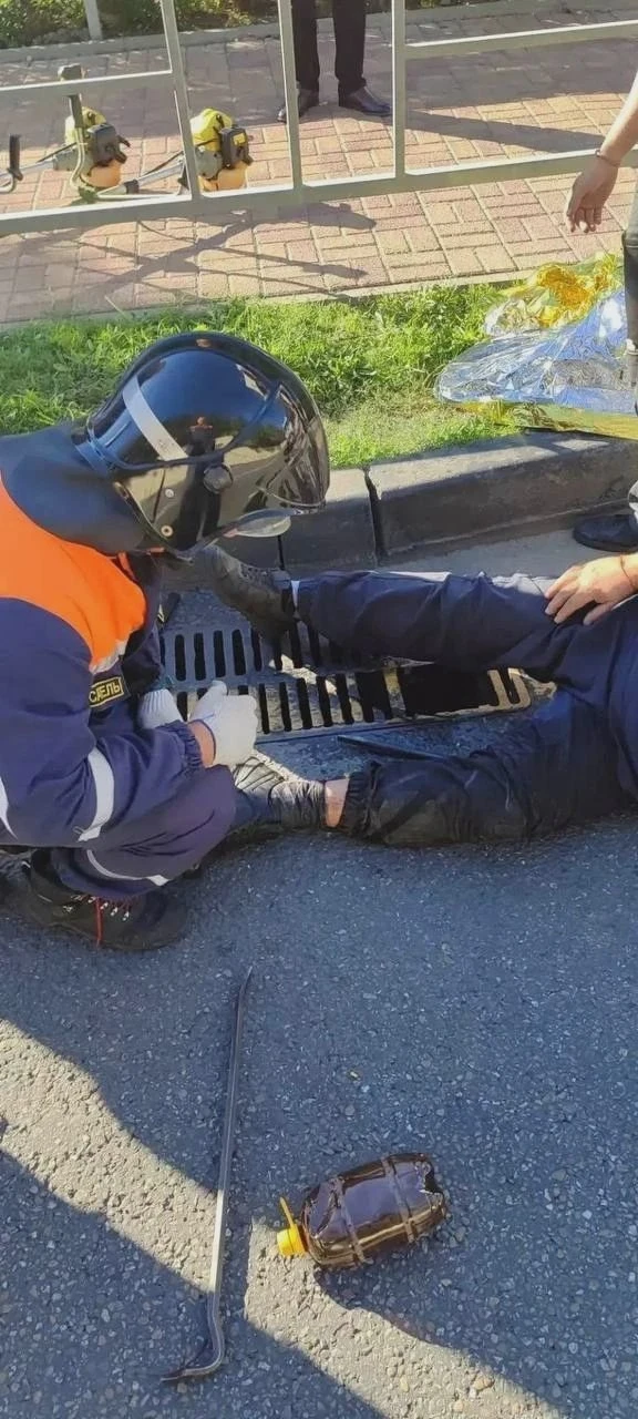 В Сочи освободили рабочего из решётки