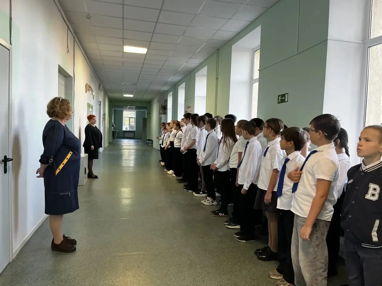 🏫Утро 12 октября в нашей школе традиционно началось с поднятия государственного флага ...