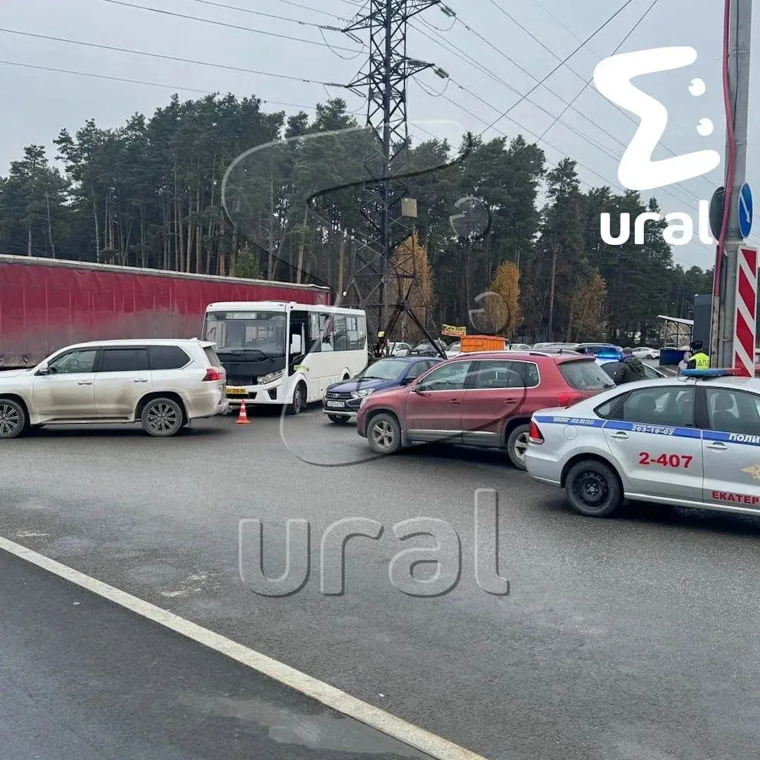 Сегодня утром автобус въехал в фуру на остановке "Контрольная". Сейчас 92-й маршрут сто...