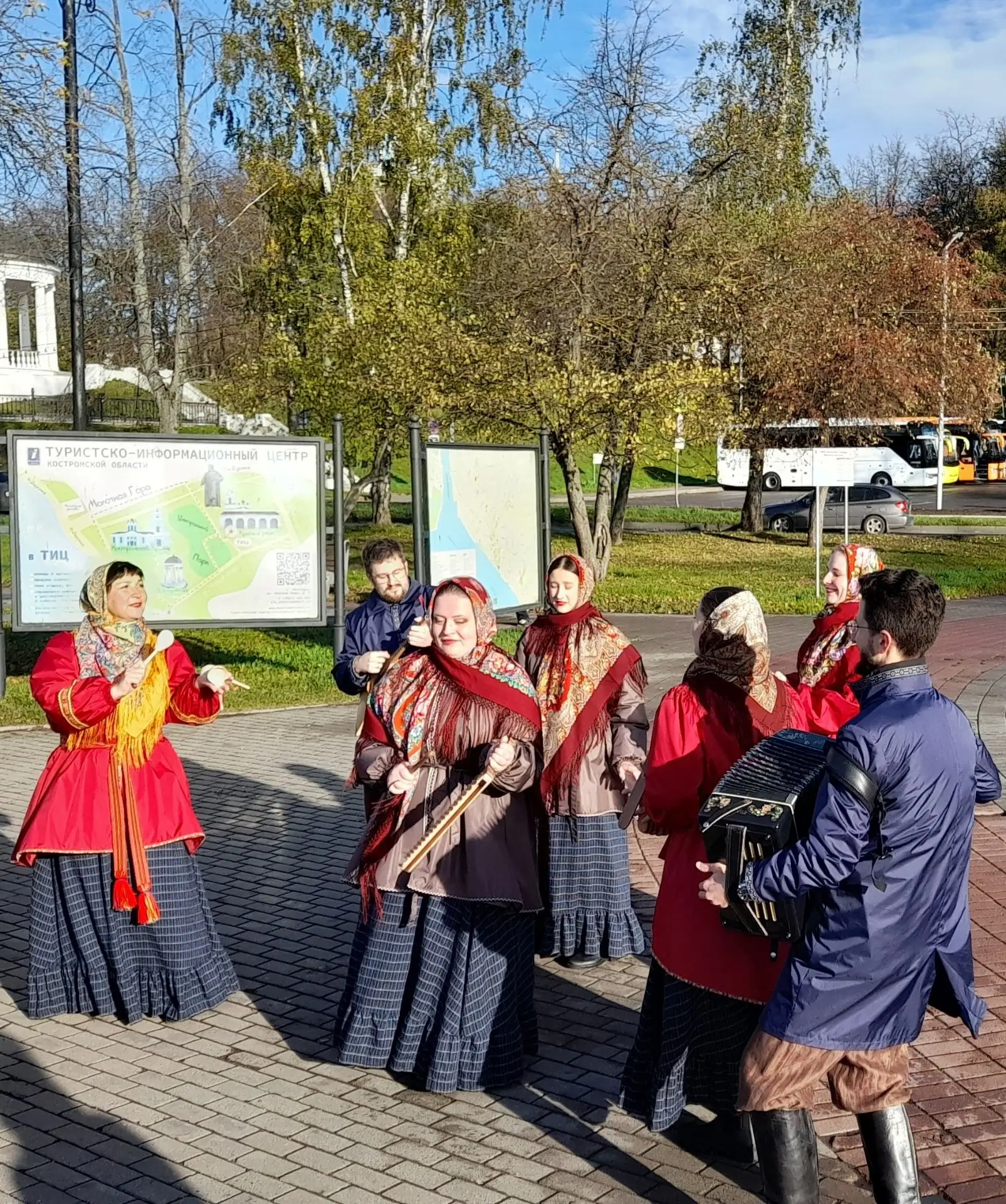 ☀️Сегодня ансамбль "Венец"  долго не спал, а с утра гостей на берегу Волги поджидал ☝