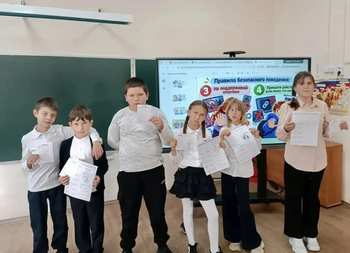 🎓 В нашей школе прошли классные часы о безопасности в цифровой среде — тема по-настоящ...