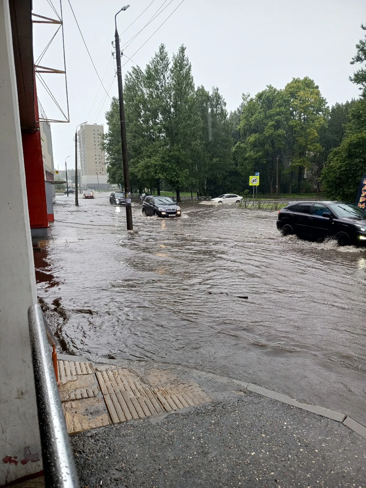 🌧 В Ярославской области объявили штормовое предупреждение из-за сильного дождя.