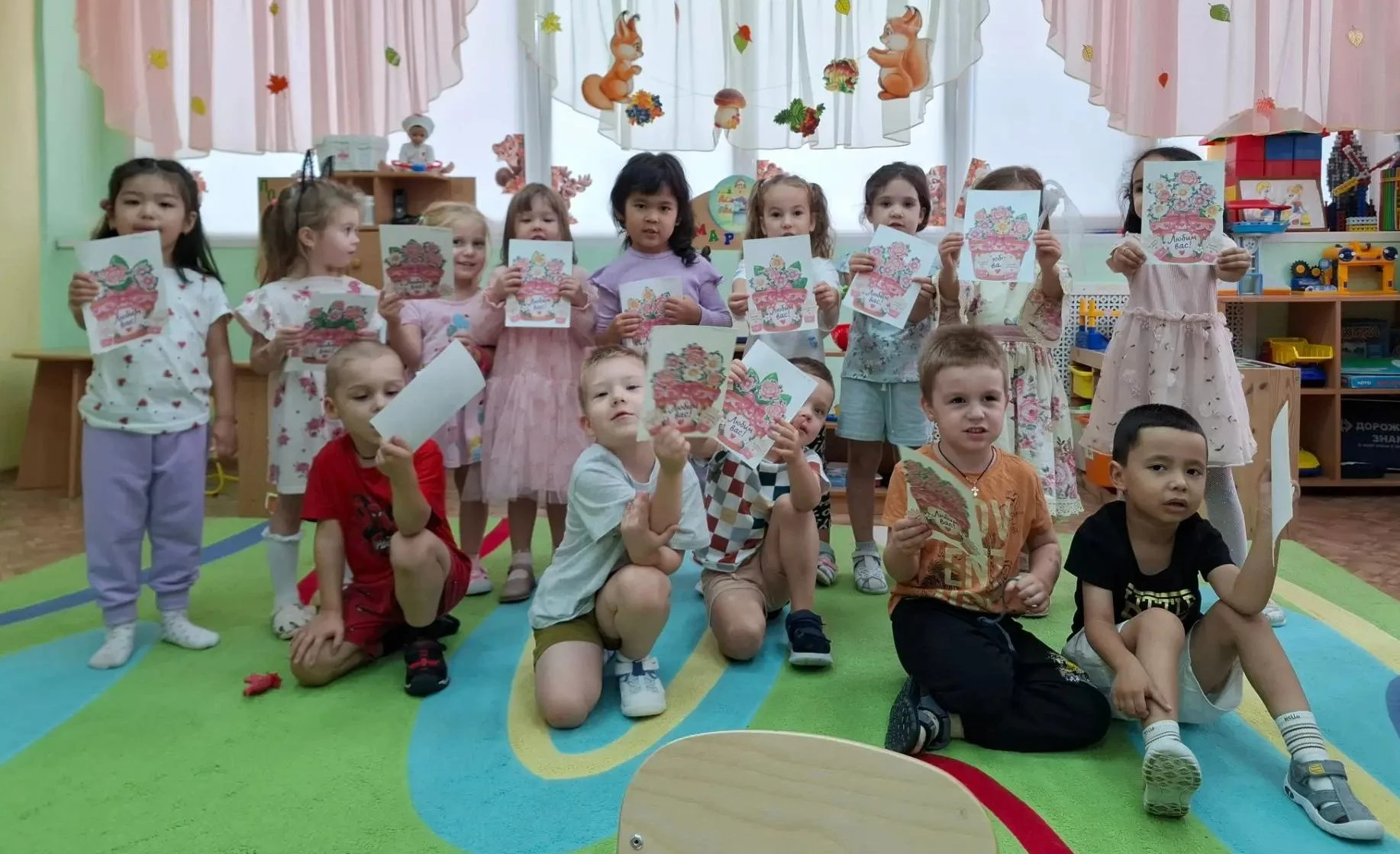 Для любимых бабушек и дедушек малыши группы "Улыбка" сделали подарки.