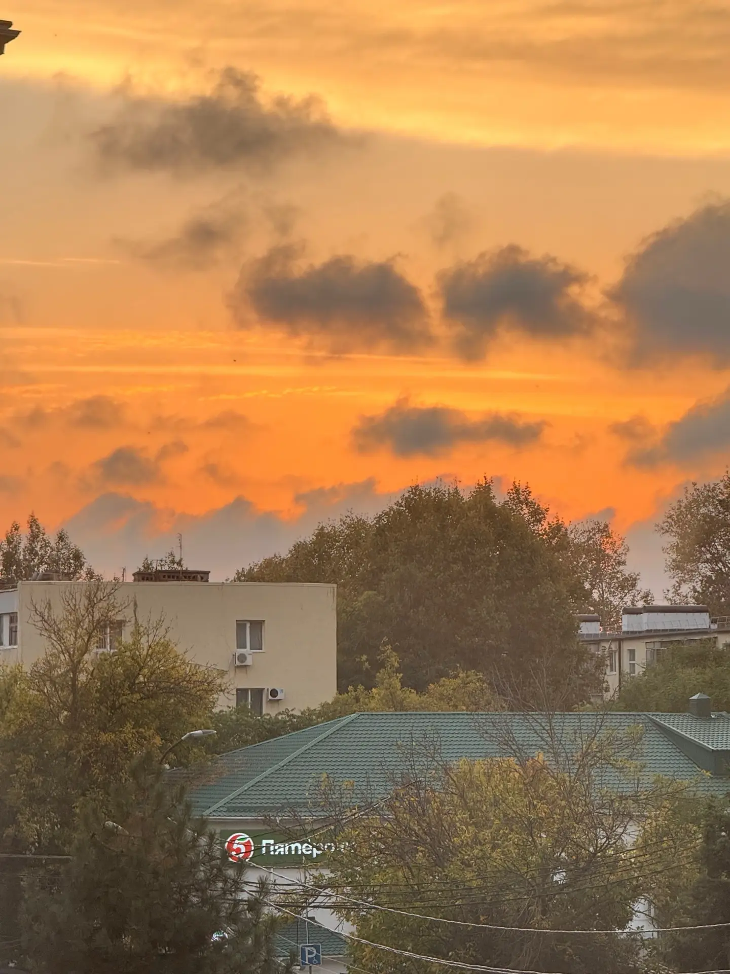 Ветер сегодня гнал облака на закате🌇