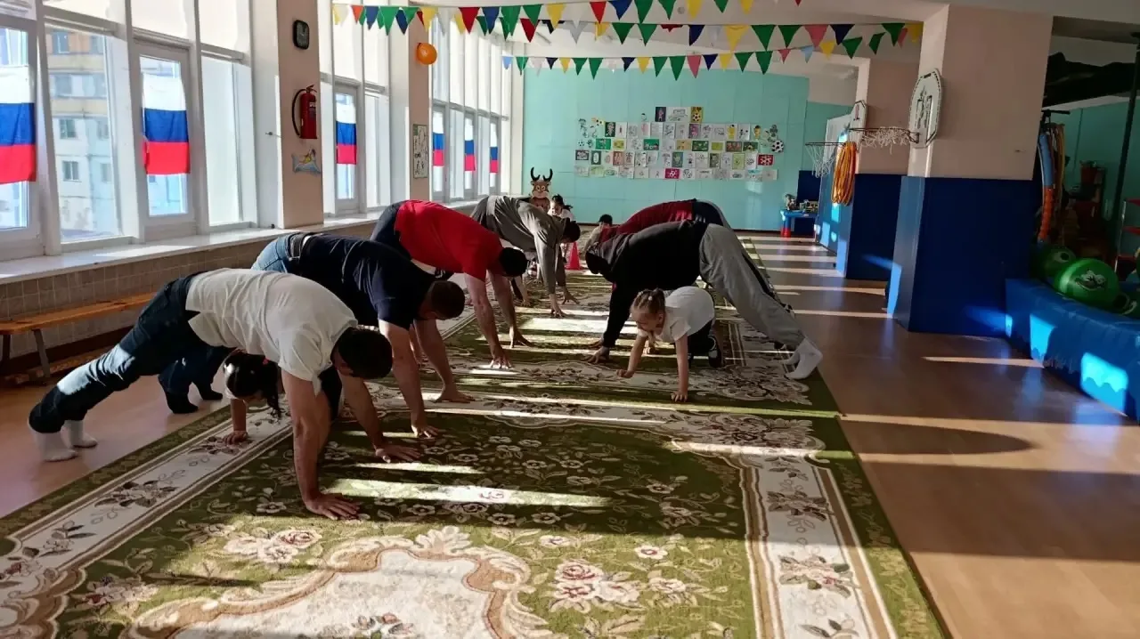 Спортивный праздник ко Дню отца: папы и дети — одна команда! 🎉