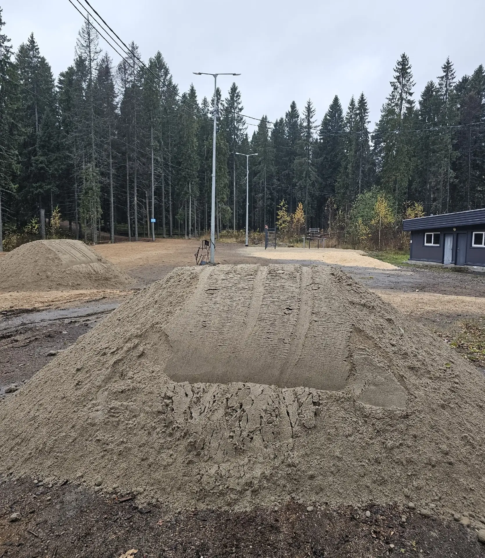 📸 Фотофакт: продолжаем благоустройство стартового городка на лыжной базе Спортивной шк...