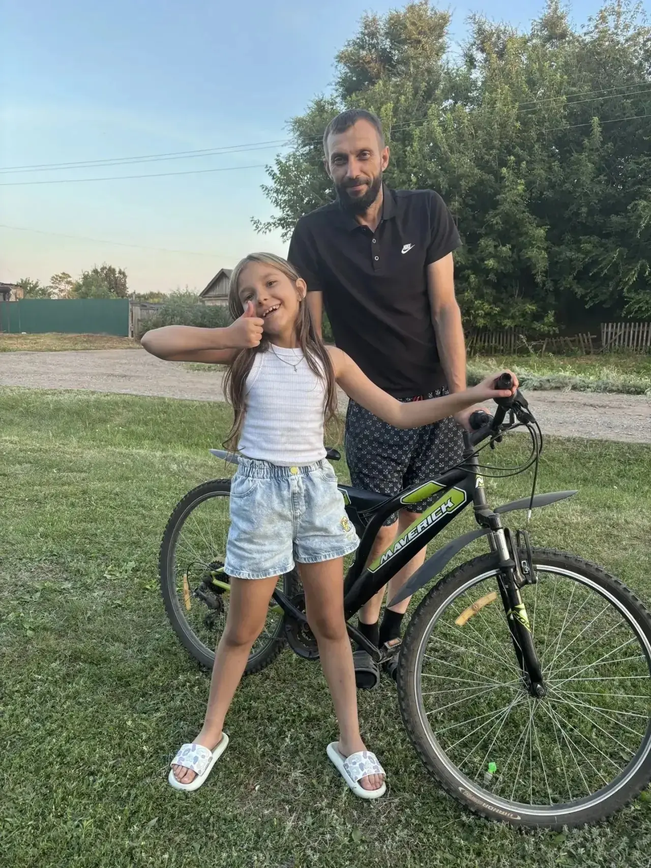 Ученица 2 «Б» класса Бударникова Александра. Папа меня научил кататься на велосипеде.