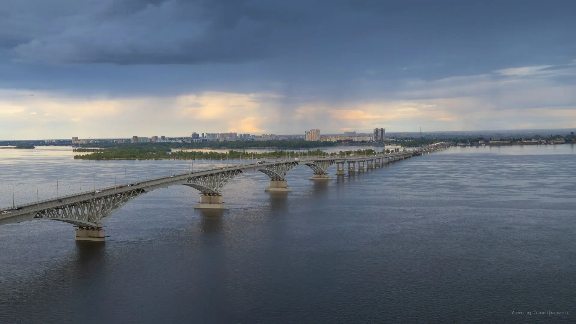 "Мне нравится снимать наш мост, но с земли ракурсы уже давно исчерпали себя...