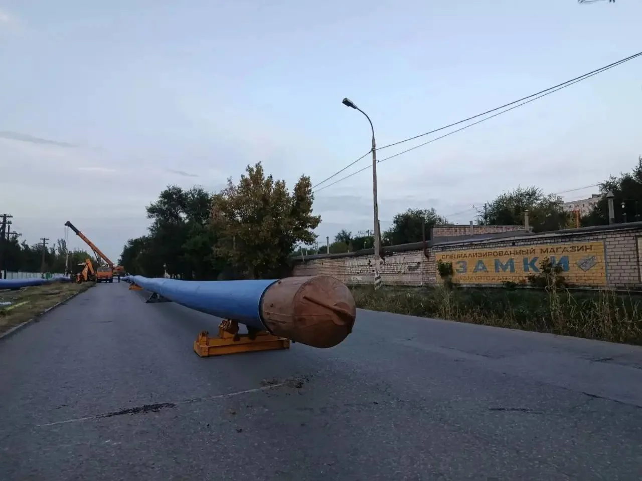 Настоящую «громадину» протащили под под Волго-Донским каналом.
