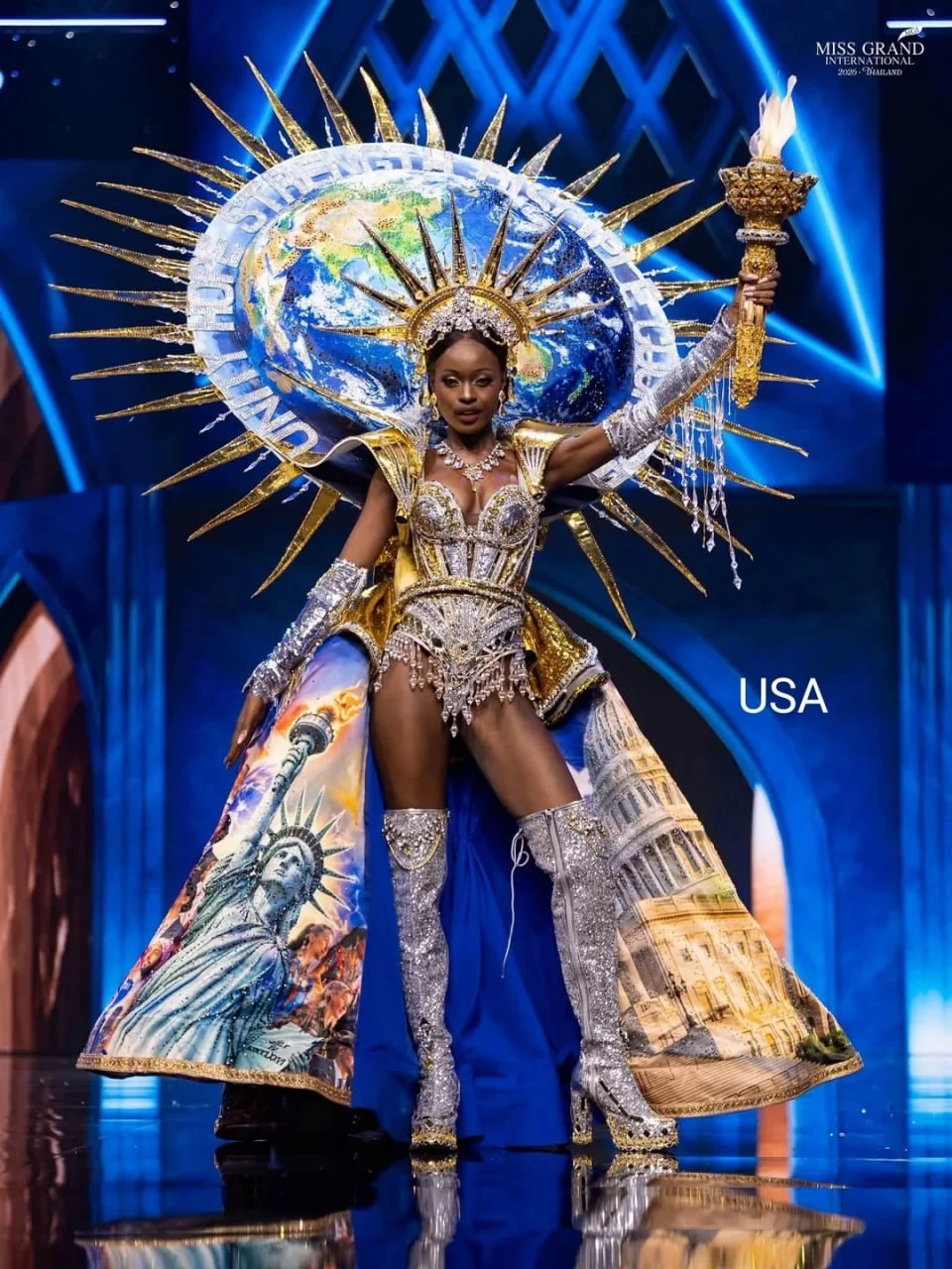 На конкурсе Miss Grand International в Таиланде участницы представили национальные кост...