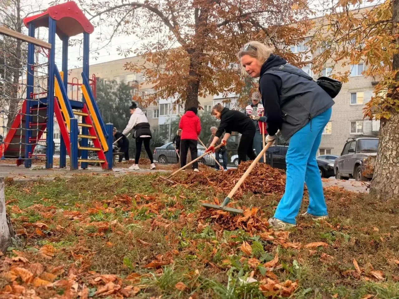 В Саратове проходит субботник. К уборке города присоединились порядка 12 тысяч жителей,...
