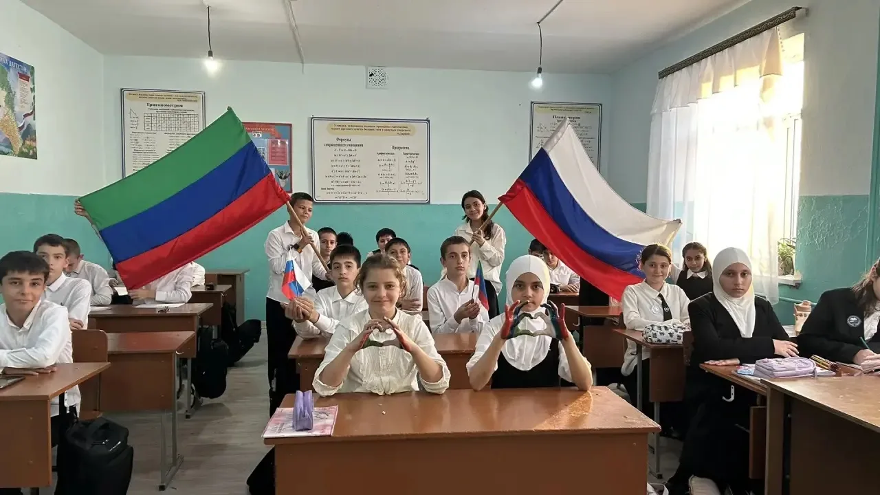 🎓 В 6 «Б» прошёл классный час ко Дню вхождения Дагестана в состав Российского государс...