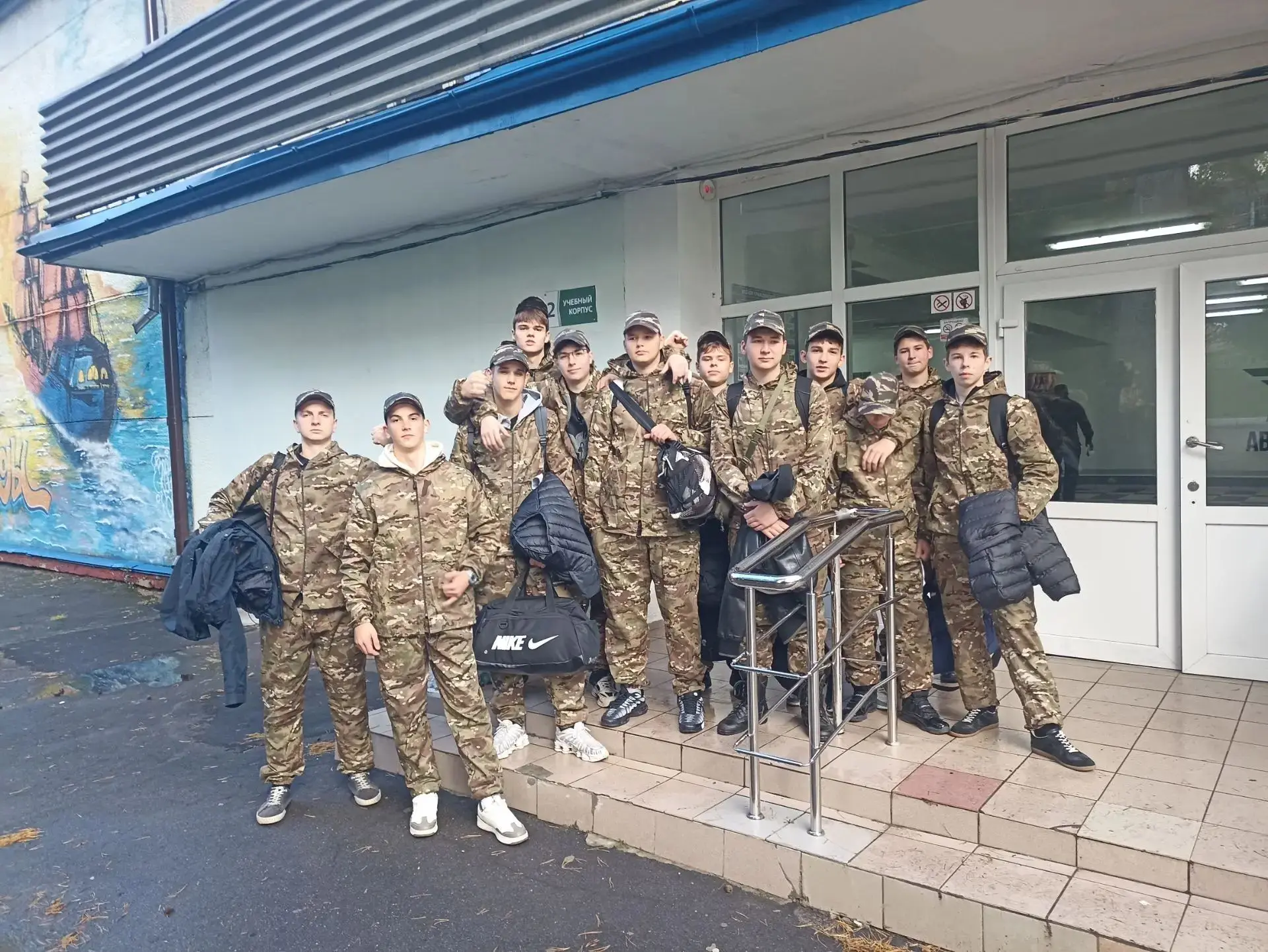 Десятиклассники нашей школы прибыли на пятидневные сборы в военно-патриотический центр ...