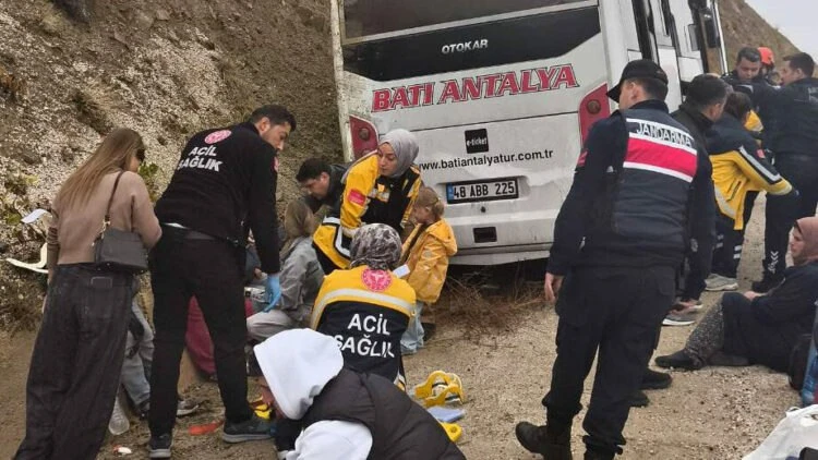 В Анталье микроавтобус попал в ДТП, пострадали девять человек, из них шестеро — россиян...