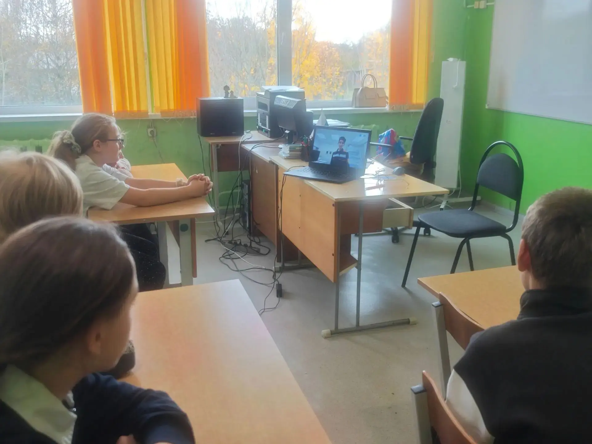 💡Что общего у вашего смартфона, света в классе и горячего чая?
