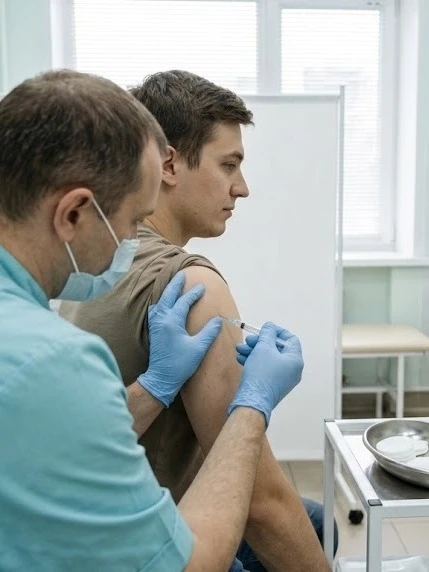 В Тюменской области продолжается проведение вакцинации против гриппа.