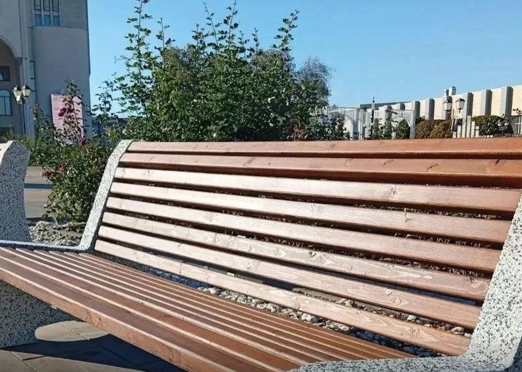 На Театральной площади установят 24 скамейки и 37 урн.
