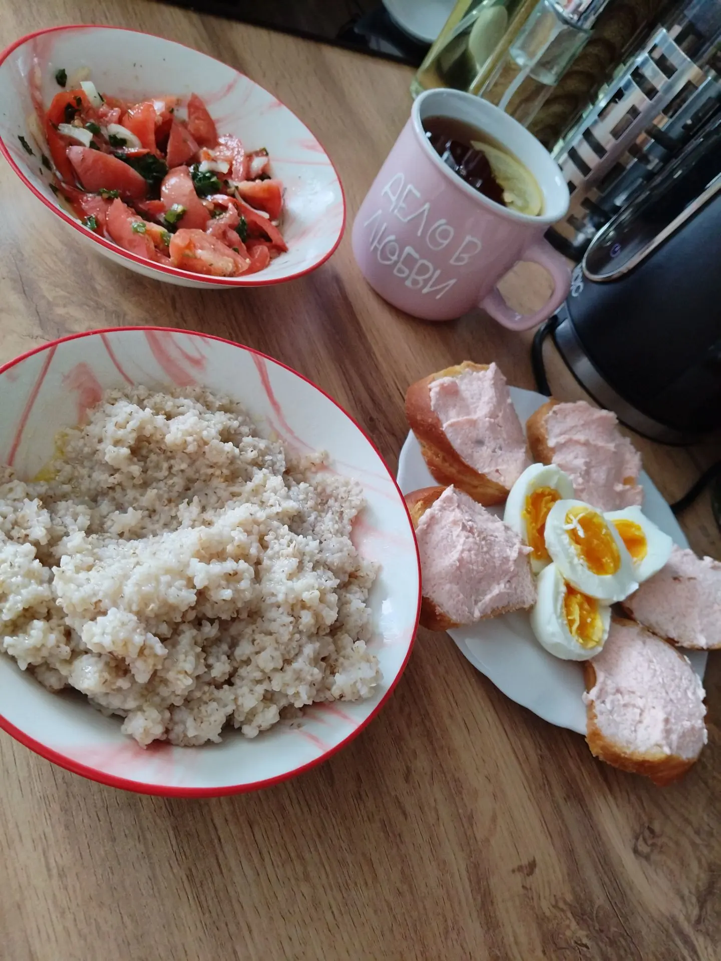 Мой завтрак: каша ячневая с маслом, салатик из 🍅 помидор с зеленью и луком 🧅 заправле...