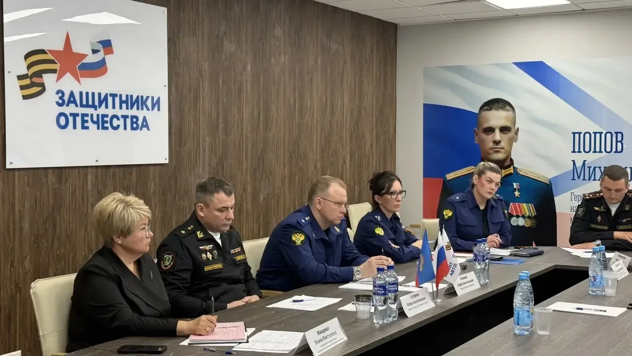 Прокурор области совместно с военным прокурором Северного флота провели приём участнико...