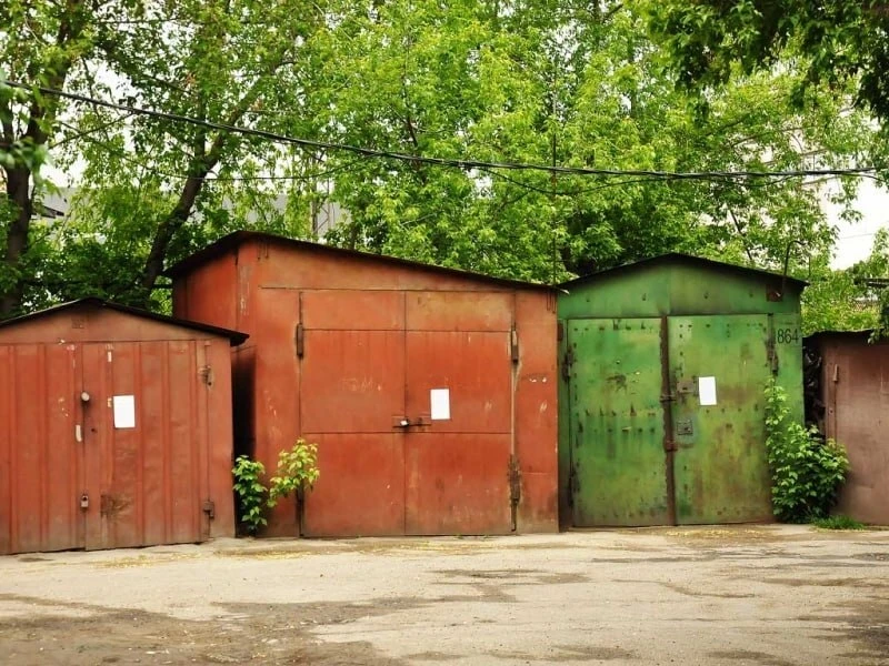 Слишком узко: девушка застряла между двумя гаражами в Биробиджане