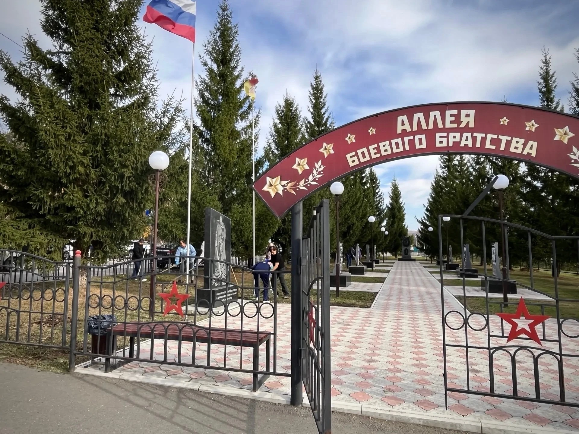 🧹 Сегодня коллектив Мраковской ЦРБ вышли на субботник. Пока осень радует тёплыми днями...