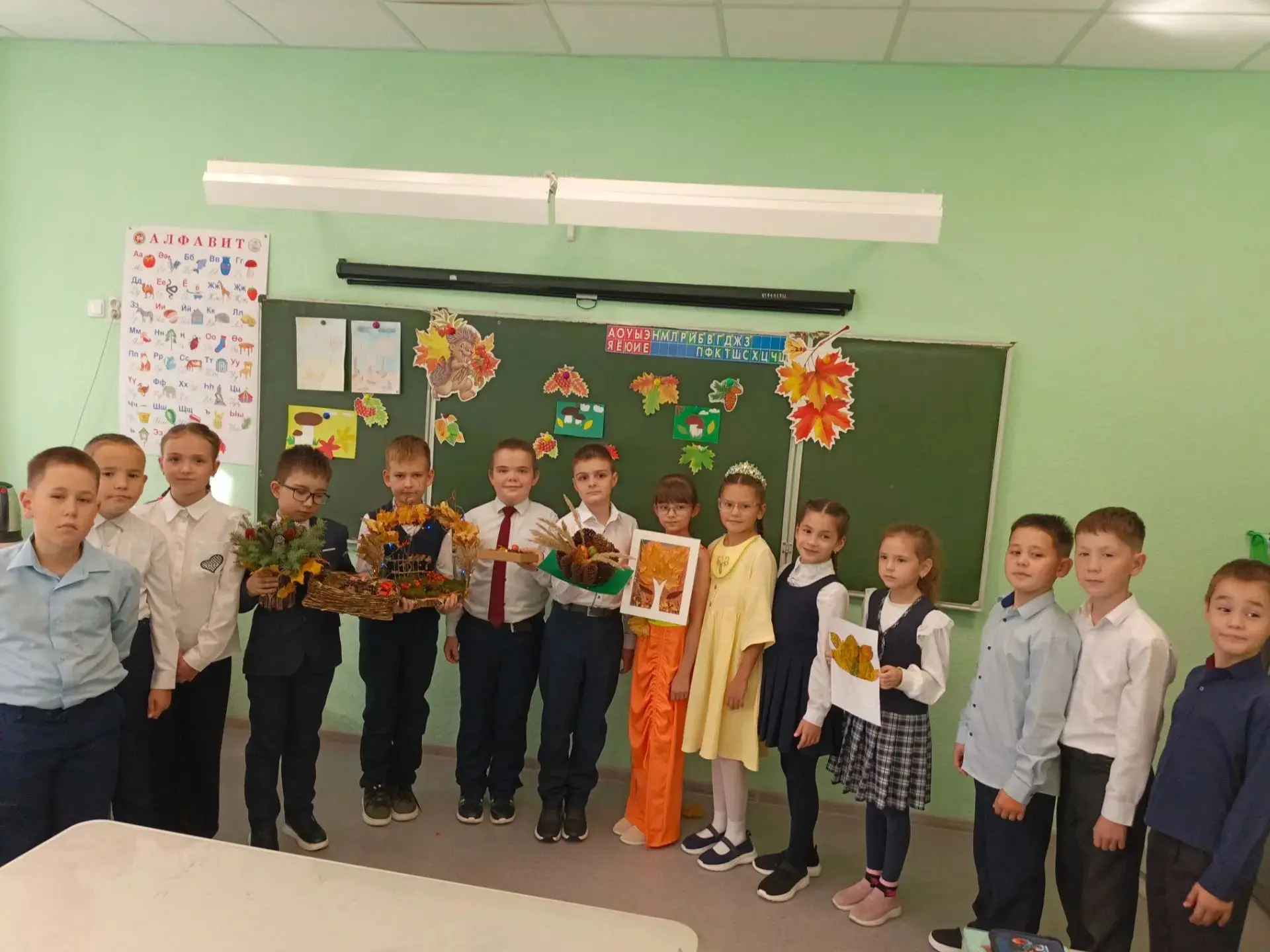 Буген, 3в классында Сөмбелә бәйрәме узды. Бу бәйрәмдә укучылар төрле поделкалар, серле ...