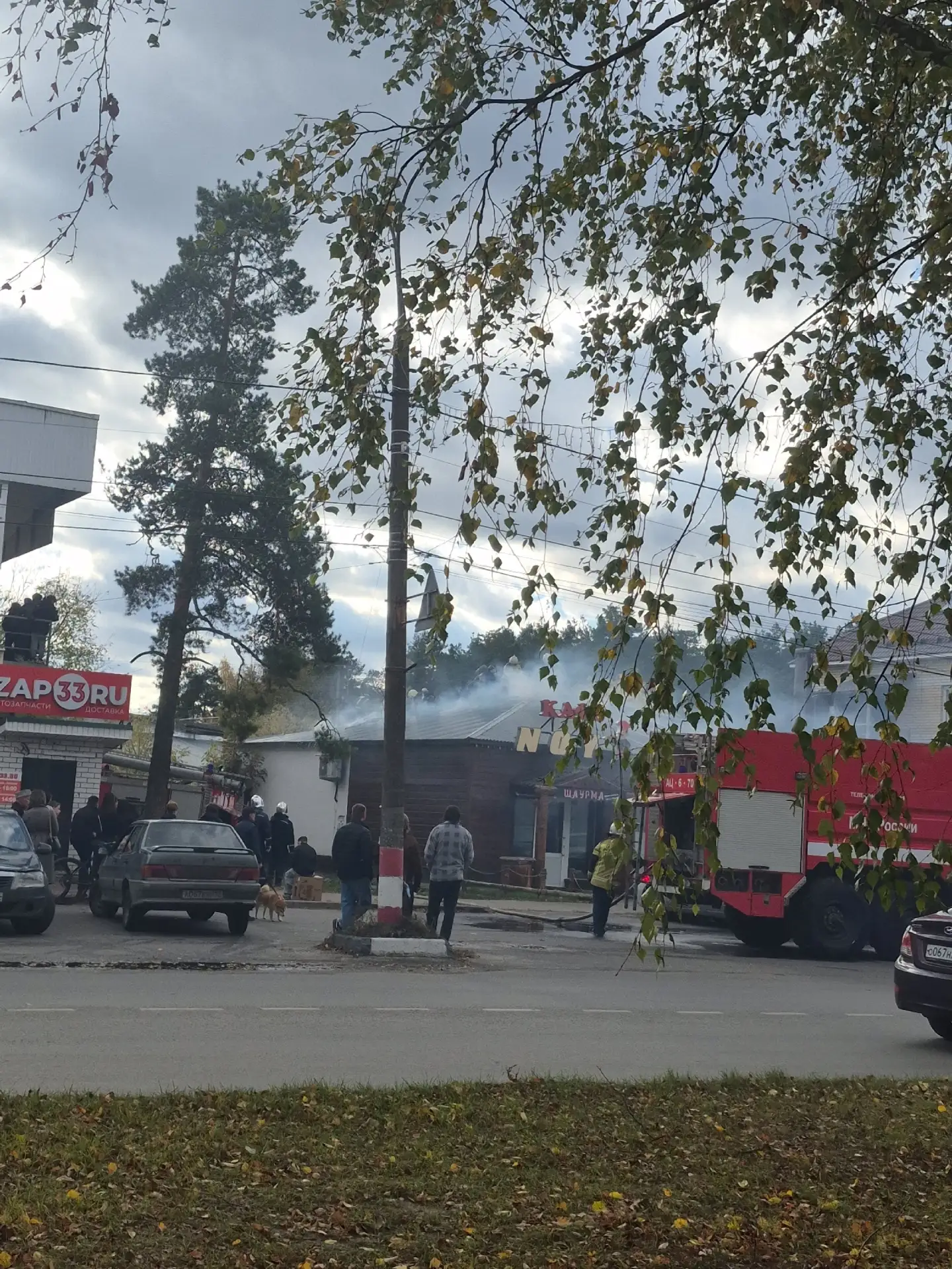 Сегодня проходила по ул.Островского и увидела пожар. Ной горит. Пожарные наряды работают