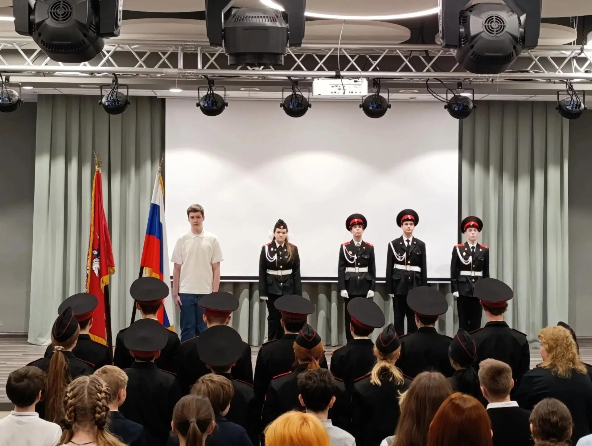 🇷🇺 Сегодня прошла традиционная еженедельная линейка с выносом Государственного флага ...