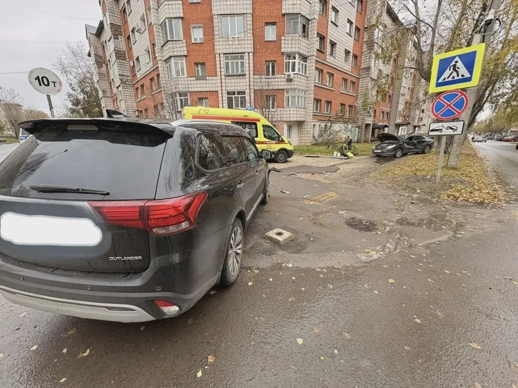 После аварии в Сыктывкаре женщину госпитализировали