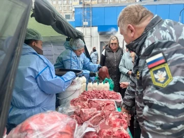 На сельскохозяйственной ярмарке в Вяземском округе — широкий выбор продукции от местных...