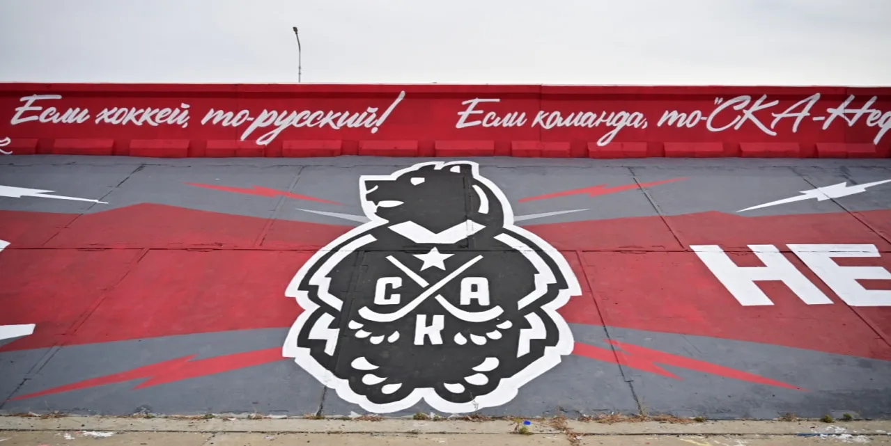 На набережной, недалеко от арены «Ерофей», появился новый мурал. Он посвящен хабаровско...